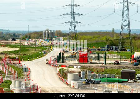 Wendover, Großbritannien. April 2024. HS2 Construction arbeitet in Wendover, Buckinghamshire für die High Speed Rail von London nach Birmingham. Ein Großteil der ehemaligen Landschaft ist nicht erkennbar. Quelle: Maureen McLean/Alamy Live News Stockfoto