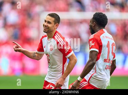 Raphael Guerreiro, FCB 22 feiert sein Tor, Happy, lagh, Celebration, 1-0 mit Alphonso DAVIES, FCB 19 im Spiel FC BAYERN MÜNCHEN - 1.FC Köln 2-0 am 13. April 2024 in München. Saison 2023/2024, 1.Bundesliga, FCB, München, Spieltag 29, 29.Spieltag-Fotograf: ddp-Bilder / STAR-Bilder - DFL-VORSCHRIFTEN VERBIETEN JEDE VERWENDUNG VON FOTOGRAFIEN als BILDSEQUENZEN und/oder QUASI-VIDEO - Stockfoto