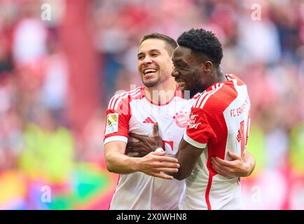 Raphael Guerreiro, FCB 22 feiert sein Tor, Happy, lagh, Celebration, 1-0 mit Alphonso DAVIES, FCB 19 im Spiel FC BAYERN MÜNCHEN - 1.FC Köln 2-0 am 13. April 2024 in München. Saison 2023/2024, 1.Bundesliga, FCB, München, Spieltag 29, 29.Spieltag-Fotograf: ddp-Bilder / STAR-Bilder - DFL-VORSCHRIFTEN VERBIETEN JEDE VERWENDUNG VON FOTOGRAFIEN als BILDSEQUENZEN und/oder QUASI-VIDEO - Stockfoto