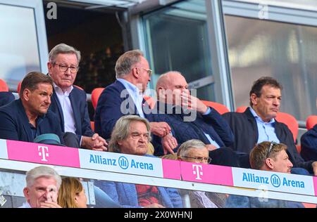 Thomas KROTH, Manager Manuel neuer, Player Agent und Inhaber pro Profil Management, Karl HOPFNER (ehemaliger FCB-Praesident) Karl-Heinz RUMMENIGGE (Mitglied Aufsichtsrat FCB AG) Uli HOENESS (ehemaliger FCB-Präsident), Ehrenpraesident, Andreas JUNG, Marketingdirektor und Vorstandsmitglied FCB im Spiel FC BAYERN MÜNCHEN - 1.FC Köln 2-0 am 13. April 2024 in München. Saison 2023/2024, 1.Bundesliga, FCB, München, Spieltag 29, 29.Spieltag-Fotograf: ddp-Bilder / STAR-Bilder - DFL-VORSCHRIFTEN VERBIETEN JEDE VERWENDUNG VON FOTOGRAFIEN als BILDSEQUENZEN und/oder QUASI-VIDEO - Stockfoto