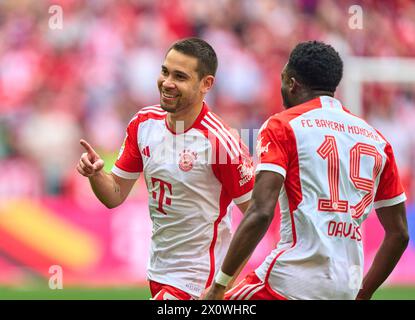 Raphael Guerreiro, FCB 22 feiert sein Tor, Happy, lagh, Celebration, 1-0 mit Alphonso DAVIES, FCB 19 im Spiel FC BAYERN MÜNCHEN - 1.FC KÖLN 2-0 am 13. April 2024 in München. Saison 2023/2024, 1.Bundesliga, FCB, München, Spieltag 29, 29.Spieltag-Fotograf: ddp-Bilder / STAR-Bilder - DFL-VORSCHRIFTEN VERBIETEN JEDE VERWENDUNG VON FOTOGRAFIEN als BILDSEQUENZEN und/oder QUASI-VIDEO - Stockfoto