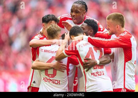 Raphael Guerreiro, FCB 22 feiert sein Tor, Happy, Laugh, Celebration, 1-0 mit Joshua KIMMICH, FCB 6 Alphonso DAVIES, FCB 19 Jamal MUSIALA, FCB 42 Eric Dier, FCB 15 Mathys Tel, FCB 39 im Spiel FC BAYERN MÜNCHEN - 1.FC Köln 2-0 am 13. April 2024 in München. Saison 2023/2024, 1.Bundesliga, FCB, München, Spieltag 29, 29.Spieltag-Fotograf: ddp-Bilder / STAR-Bilder - DFL-VORSCHRIFTEN VERBIETEN JEDE VERWENDUNG VON FOTOGRAFIEN als BILDSEQUENZEN und/oder QUASI-VIDEO - Stockfoto