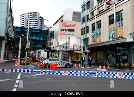 Sydney, Australien. April 2024. Am 14. April 2024 wird vor dem Westfield Shopping Centre in der Bondi Junction in Sydney, Australien, ein Polizeiauto gesehen. Die australische Polizei identifizierte am Sonntag den Täter eines Sydney Shopping Centre, der sechs Menschen tötete, und sagte, dass kein Geheimdienst vermuten würde, dass der Angriff von Ideologie getrieben wurde. Der Täter beim Angriff am Samstag Nachmittag im Westfield Shopping Centre in Bondi Junction war der 40-jährige Joel Cauchi aus Queensland, New South Wales (NSW). Quelle: Ma Ping/Xinhua/Alamy Live News Stockfoto