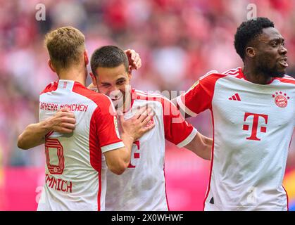 Raphael Guerreiro, FCB 22 feiert sein Tor, Happy, lagh, Celebration, 1-0 mit Joshua KIMMICH, FCB 6 Alphonso DAVIES, FCB 19 im Spiel FC BAYERN MÜNCHEN - 1.FC Köln 2-0 am 13. April 2024 in München. Saison 2023/2024, 1.Bundesliga, FCB, München, Spieltag 29, 29.Spieltag-Fotograf: ddp-Bilder / STAR-Bilder - DFL-VORSCHRIFTEN VERBIETEN JEDE VERWENDUNG VON FOTOGRAFIEN als BILDSEQUENZEN und/oder QUASI-VIDEO - Stockfoto