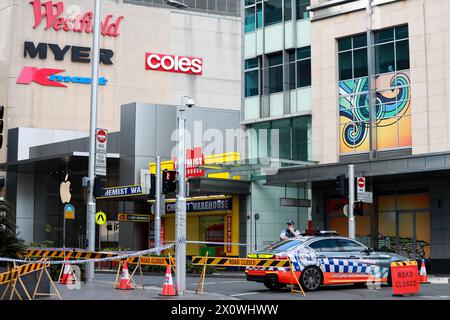 Sydney, Australien. April 2024. Am 14. April 2024 wird vor dem Westfield Shopping Centre in der Bondi Junction in Sydney, Australien, ein Polizeiauto gesehen. Die australische Polizei identifizierte am Sonntag den Täter eines Sydney Shopping Centre, der sechs Menschen tötete, und sagte, dass kein Geheimdienst vermuten würde, dass der Angriff von Ideologie getrieben wurde. Der Täter beim Angriff am Samstag Nachmittag im Westfield Shopping Centre in Bondi Junction war der 40-jährige Joel Cauchi aus Queensland, New South Wales (NSW). Quelle: Ma Ping/Xinhua/Alamy Live News Stockfoto