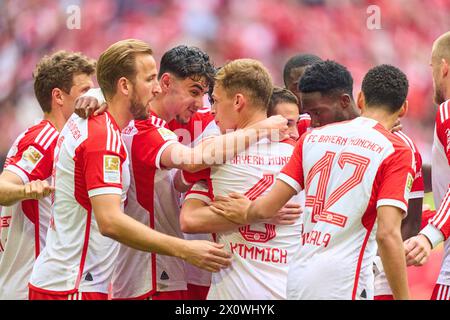 Raphael Guerreiro, FCB 22 feiert sein Tor, Happy, lagh, Celebration, 1-0 mit Joshua KIMMICH, FCB 6 Alphonso DAVIES, FCB 19 Jamal MUSIALA, FCB 42 Eric Dier, FCB 15 Mathys Tel, FCB 39 Harry Kane, FCB 9 Aleksandar Pavlovic, FCB 45 im Spiel FC BAYERN MÜNCHEN - 1.FC Köln 2-0 am 13. April 2024 in München. Saison 2023/2024, 1.Bundesliga, FCB, München, Spieltag 29, 29.Spieltag-Fotograf: ddp-Bilder / STAR-Bilder - DFL-VORSCHRIFTEN VERBIETEN JEDE VERWENDUNG VON FOTOGRAFIEN als BILDSEQUENZEN und/oder QUASI-VIDEO - Stockfoto