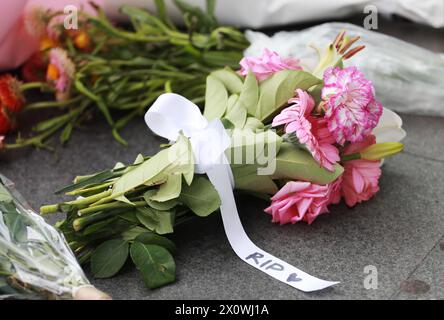 (240414) -- SYDNEY, 14. April 2024 (Xinhua) -- dieses am 14. April 2024 aufgenommene Foto zeigt Blumenabgaben mit einer Notiz vor dem Westfield Shopping Centre an der Bondi Junction in Sydney, Australien. Die australische Polizei identifizierte am Sonntag den Täter eines Sydney Shopping Centre, der sechs Menschen tötete, und sagte, dass kein Geheimdienst vermuten würde, dass der Angriff von Ideologie getrieben wurde. Der Täter bei dem Angriff am Samstag Nachmittag im Westfield Shopping Centre in Bondi Junction war der 40-jährige Joel Cauchi aus Queensland, New South Wales (NSW) Stockfoto