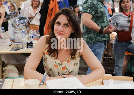 Paris, Frankreich. April 2024. Judith Shelma signiert ihr Buch beim Pariser Buchfestival am 13. April 2024 im ephemeren Grand Palais. Foto: Thibaud Moritz/ABACAPRESS.COM Credit: Abaca Press/Alamy Live News Stockfoto