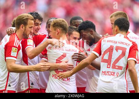 Raphael Guerreiro, FCB 22 feiert sein Tor, Happy, lagh, Celebration, 1-0 mit Joshua KIMMICH, FCB 6 Alphonso DAVIES, FCB 19 Jamal MUSIALA, FCB 42 Eric Dier, FCB 15 Mathys Tel, FCB 39 Harry Kane, FCB 9 Aleksandar Pavlovic, FCB 45 im Spiel FC BAYERN MÜNCHEN - 1.FC Köln 2-0 am 13. April 2024 in München. Saison 2023/2024, 1.Bundesliga, FCB, München, Spieltag 29, 29.Spieltag-Fotograf: ddp-Bilder / STAR-Bilder - DFL-VORSCHRIFTEN VERBIETEN JEDE VERWENDUNG VON FOTOGRAFIEN als BILDSEQUENZEN und/oder QUASI-VIDEO - Stockfoto