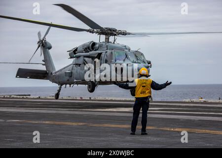 240413-N-YF131-1016 PACIFIC OCEAN (13. April 2024) Aviation Boatswain’s Mate (Handling) 1st Class Kevin Miller, aus Belleville, Illinois, leitet einen MH-6 Stockfoto