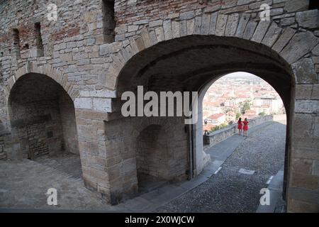 Citta Bassa (Unterstadt) durch Porta San Giacomo (Tor San Giacomo) aus dem 16. Jahrhundert, Teil der Mura veneziane di Bergamo (venezianische Mauern von Berg) Stockfoto