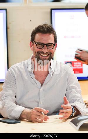 Paris, Frankreich. April 2024. Nicolas Mathieu signiert sein Buch beim Pariser Buchfestival am 13. April 2024 im ephemeren Grand Palais. Foto: Thibaud Moritz/ABACAPRESS.COM Credit: Abaca Press/Alamy Live News Stockfoto