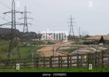 Wendover, Großbritannien. April 2024. HS2 führt die Bauarbeiten in Wendover an der neuen Hochgeschwindigkeitsbahnverbindung von London nach Birmingham fort. Zwei riesige Y-förmige Viaduktpiers wurden nun gebaut, die den HS2 Small Dean Viaduct unterstützen werden, der ironischerweise die bestehende Chilterns Railway-Strecke überqueren wird, die bereits Passagiere nach Birmingham befördert. HS2 wird auch Small Dean Lane und die A413 unter dem Viadukt neu ausrichten. Ein Großteil des ehemaligen Ackerlandes und der Landschaft am Stadtrand von Wendover ist heute nicht mehr erkennbar. Quelle: Maureen McLean/Alamy Live News Stockfoto