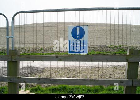 Wendover, Großbritannien. April 2024. HS2 führt die Bauarbeiten in Wendover an der neuen Hochgeschwindigkeitsbahnverbindung von London nach Birmingham fort. Zwei riesige Y-förmige Viaduktpiers wurden nun gebaut, die den HS2 Small Dean Viaduct unterstützen werden, der ironischerweise die bestehende Chilterns Railway-Strecke überqueren wird, die bereits Passagiere nach Birmingham befördert. HS2 wird auch Small Dean Lane und die A413 unter dem Viadukt neu ausrichten. Ein Großteil des ehemaligen Ackerlandes und der Landschaft am Stadtrand von Wendover ist heute nicht mehr erkennbar. Quelle: Maureen McLean/Alamy Live News Stockfoto