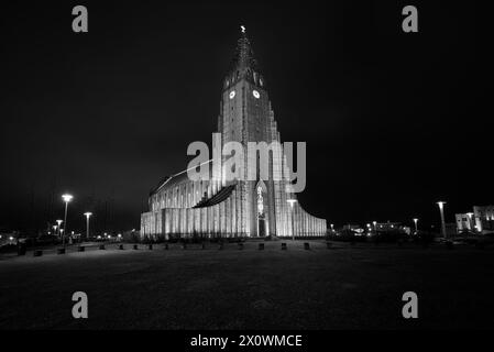 Nächtlicher Blick auf die berühmte lutherische Kirche Hallgrimskirkja, Reykjavik, Island Stockfoto