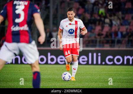 Andrea Carboni (AC Monza) während des italienischen Meisterschaftsspiels der Serie A zwischen Bologna FC und AC Monza am 13. April 2024 im Dall'Ara Stadium in Bologna, Italien - Credit: Luca Rossini/E-Mage/Alamy Live News Stockfoto