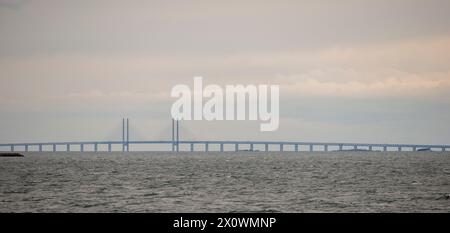 Dieses beeindruckende Stockbild zeigt die berühmte Øresund-Brücke, die sich über das Wasser erstreckt und Dänemark und Schweden verbindet. Vom Øresund aus gesehen Stockfoto