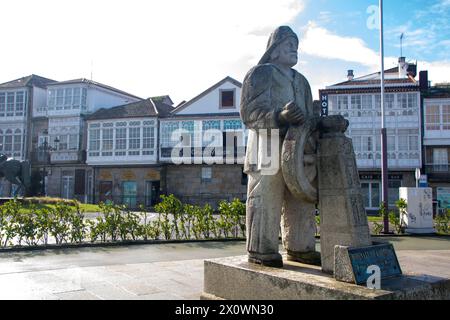 In Baiona - Spanien - am 2023. november - Statue eines Verkäufers im Hafen von Baiona Stockfoto