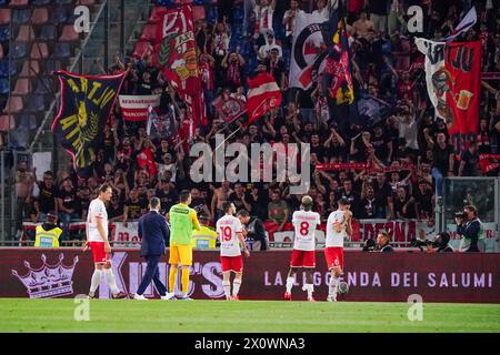 Bologna, Italie. April 2024. Das Team (AC Monza) schlägt den Fans des AC Monza während des italienischen Meisterschaftsspiels der Serie A zwischen Bologna FC und AC Monza am 13. April 2024 im Stadio Renato Dall'Ara in Bologna in Italien die Hände - Foto Morgese-Rossini/DPPI Credit: DPPI Media/Alamy Live News Stockfoto