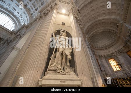 GENUA, ITALIEN 26. JULI 2023 - die Statue von Giovanni Battista des Bildhauers Filippo Parodi in der Basilika von Carignano, Heilige Maria der Himmelfahrt Stockfoto