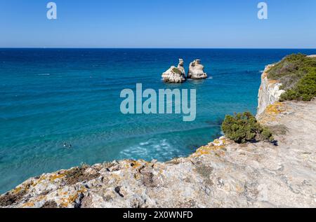 Zwei Stöcke des Strandes, genannt der zwei Schwestern im Dorf Torre dell'Orso, Provinz Lecce, Apulien, Italien Stockfoto