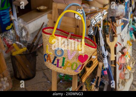 GALLIPOLI, ITALIEN, 16. JULI 2022 - Wicker Bag im Verkauf in Gallipoli, Provinz Lecce, Apulien, Italien Stockfoto