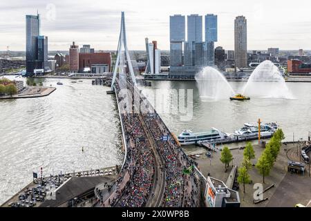 ROTTERDAM - Marathonläufer auf der Erasmus-Brücke von einem Höhepunkt während der 43. Auflage des NN-Marathons Rotterdam am 14. April 2024 in Rotterdam, Niederlande. ANP JEFFREY GROENEWEG Stockfoto