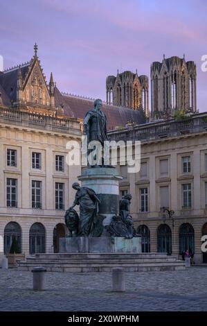 Wunderschöner Abendblick auf den Place Royale in Reims - Frankreich Stockfoto