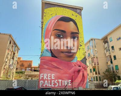 Italien, Palermo - 13. April 2024: Graffiti auf Wandhaus mit der Aufschrift „Freies Palästina“ Stockfoto