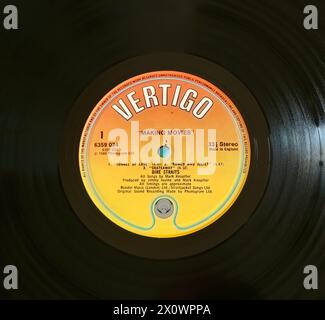 Foto Nahaufnahme eines Zentrums-Labels auf einer Original-Pressung einer langlebigen LP-Vinyl-Disc aus dem Jahr 1980, die Filme von Dire Straits produziert Stockfoto