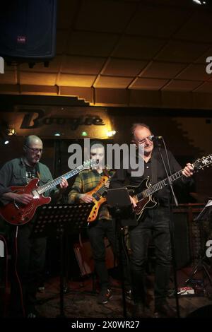 13. April 2024 in Rom, Latium, Italien: David Blamires und Killer Combo im Boogie Club in Rom. Die Band bietet Songs, die sich auf Blamires' Gesang konzentrieren, bekannte Stücke und spielte auch mit der Pat Metheny Group, deren offizielles und stabiles Mitglied er zwischen den 80er und 90er Jahren war, in der ganzen Welt auftrat und zwei Grammy Awards gewann. Besetzung: David Blamires Gesang und Gitarreneffekte; Luigi Masciari Gitarre; Giampiero Locatelli Piano; Francesco Poeri Basso; Pietro Iodice Schlagzeug. (Kreditbild: © Daniela Franceschelli/Pacific Press via ZUMA Press Wire) NUR REDAKTIONELLE VERWENDUNG! Nicht für kommerzielle USA Stockfoto