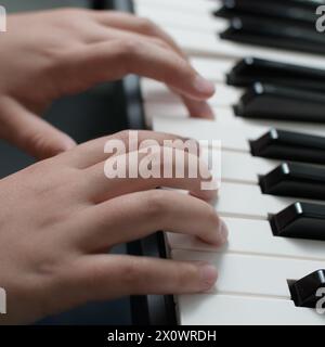 Klavierunterricht. Zwei-Hände-Spielübungen. Nahaufnahme der Tastatur Stockfoto