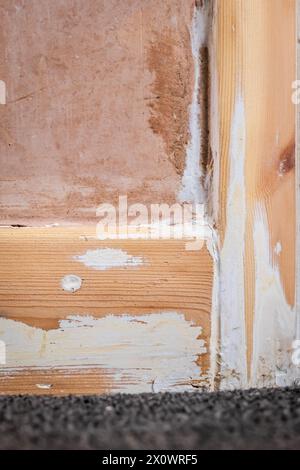 Sanded Holz Sockelleiste Nahaufnahme während der Renovierung des Hauses. Stockfoto