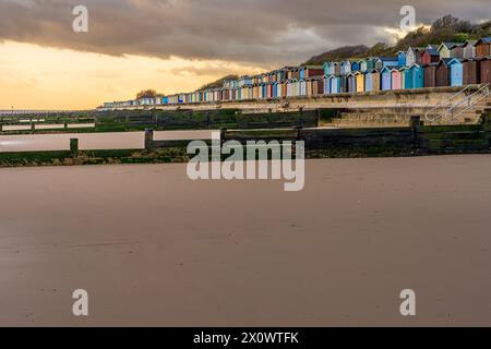 Frinton-on-Sea, Essex, England, Großbritannien - 24. März 2023: Strandhütten an der Nordseeküste Stockfoto