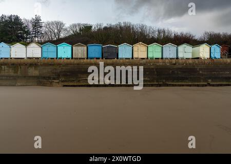 Frinton-on-Sea, Essex, England, Großbritannien - 24. März 2023: Strandhütten an der Nordseeküste Stockfoto