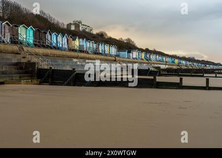 Frinton-on-Sea, Essex, England, Großbritannien - 24. März 2023: Strandhütten an der Nordseeküste Stockfoto