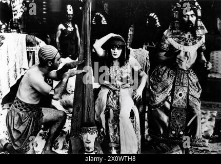 THEDA BARA in CLEOPATRA 1917 Regisseur J. GORDON EDWARDS Set Design / Kostümdesign George James Hopkins Fox Film Corporation Stockfoto