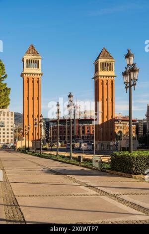 Die Venezianischen Türme, Torres Venecianes oder Venezian Towers im Morgenlicht am Placa Espana in Barcelona, Spanien Barcelona Katalonien Spanien *** Stockfoto