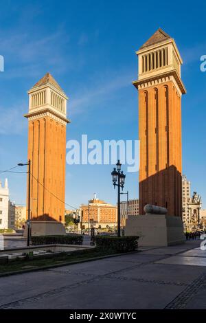 Die Venezianischen Türme, Torres Venecianes oder Venezian Towers im Morgenlicht am Placa Espana in Barcelona, Spanien Barcelona Katalonien Spanien *** Stockfoto