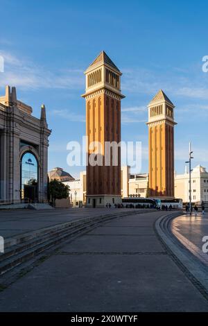 Die Venezianischen Türme, Torres Venecianes oder Venezian Towers im Morgenlicht am Placa Espana in Barcelona, Spanien Barcelona Katalonien Spanien *** Stockfoto