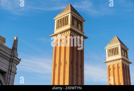 Die Venezianischen Türme, Torres Venecianes oder Venezian Towers im Morgenlicht am Placa Espana in Barcelona, Spanien Barcelona Katalonien Spanien *** Stockfoto