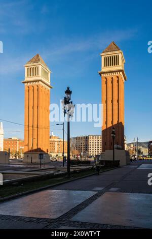 Die Venezianischen Türme, Torres Venecianes oder Venezian Towers im Morgenlicht am Placa Espana in Barcelona, Spanien Barcelona Katalonien Spanien *** Stockfoto