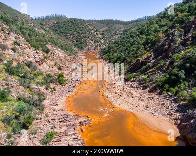 Drohnenblick auf den roten Fluss Rio Tinto, der sich durch einen Canyon zwischen den Huelva-Bergen, Sierra de Huelva, schlängelt Stockfoto