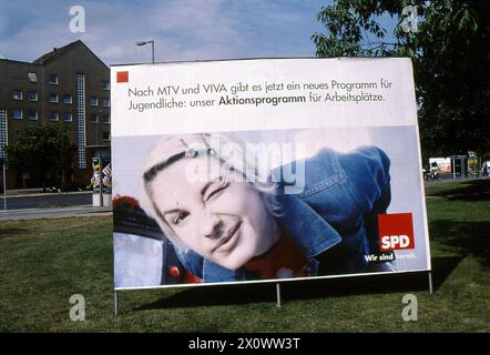 REKORDDATUM NICHT ANGEGEBEN Berlin/Brandenburg/Deutschland/Reklametafeln von Helmut Josef Michael Kohl, Geerman Canchellor und CDU-Leiter, wurden während der allgemeinen Eelctions-Compiagn in Berlain und anderen Reklametafeln der SPD sind in Ordnung und die Leute vor der Reklametafel in Berlin Brad nenburg Deutschland Foto.Francis Joseph Dean/Dean Pictures Stockfoto