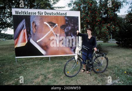 REKORDDATUM NICHT ANGEGEBEN Berlin/Brandenburg/Deutschland/Reklametafeln von Helmut Josef Michael Kohl, Geerman Canchellor und CDU-Leiter, wurden während der allgemeinen Eelctions-Compiagn in Berlain und anderen Reklametafeln der SPD sind in Ordnung und die Leute vor der Reklametafel in Berlin Brad nenburg Deutschland Foto.Francis Joseph Dean/Dean Pictures Stockfoto