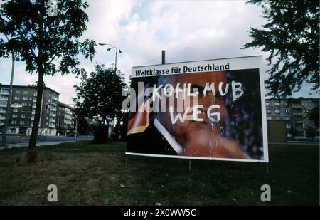 REKORDDATUM NICHT ANGEGEBEN Berlin/Brandenburg/Deutschland/Reklametafeln von Helmut Josef Michael Kohl, Geerman Canchellor und CDU-Leiter, wurden während der allgemeinen Eelctions-Compiagn in Berlain und anderen Reklametafeln der SPD sind in Ordnung und die Leute vor der Reklametafel in Berlin Brad nenburg Deutschland Foto.Francis Joseph Dean/Dean Pictures Stockfoto