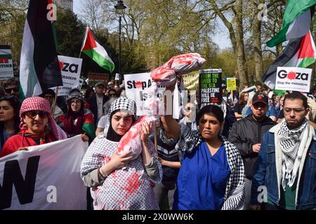 London, Großbritannien. April 2024. Demonstranten am Russell Square. Zehntausende Demonstranten marschierten in Zentral-London zur Unterstützung Palästinas und verlangten, dass die britische Regierung aufhört, Waffen an Israel zu verkaufen, während die Kämpfe im Gazastreifen andauern. Quelle: Vuk Valcic/Alamy Live News Stockfoto