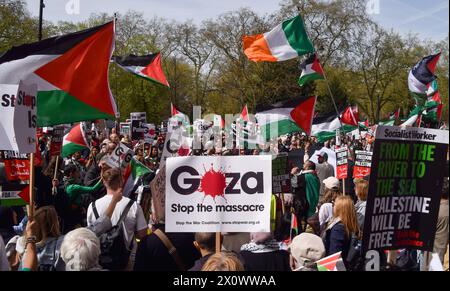 London, Großbritannien. April 2024. Demonstranten am Russell Square. Zehntausende Demonstranten marschierten in Zentral-London zur Unterstützung Palästinas und verlangten, dass die britische Regierung aufhört, Waffen an Israel zu verkaufen, während die Kämpfe im Gazastreifen andauern. Quelle: Vuk Valcic/Alamy Live News Stockfoto