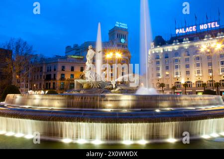 Neptuno-Brunnen, Nachtansicht. Madrid, Spanien. Stockfoto