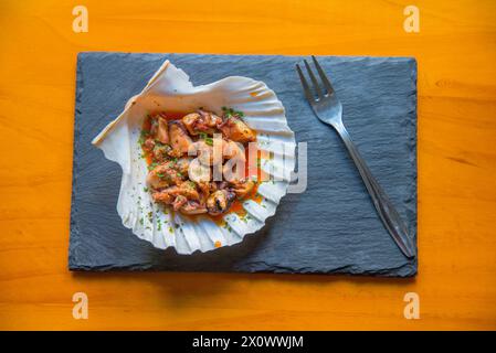 Spanische Tapa: galicischen Krake in einer Schale serviert. Stockfoto